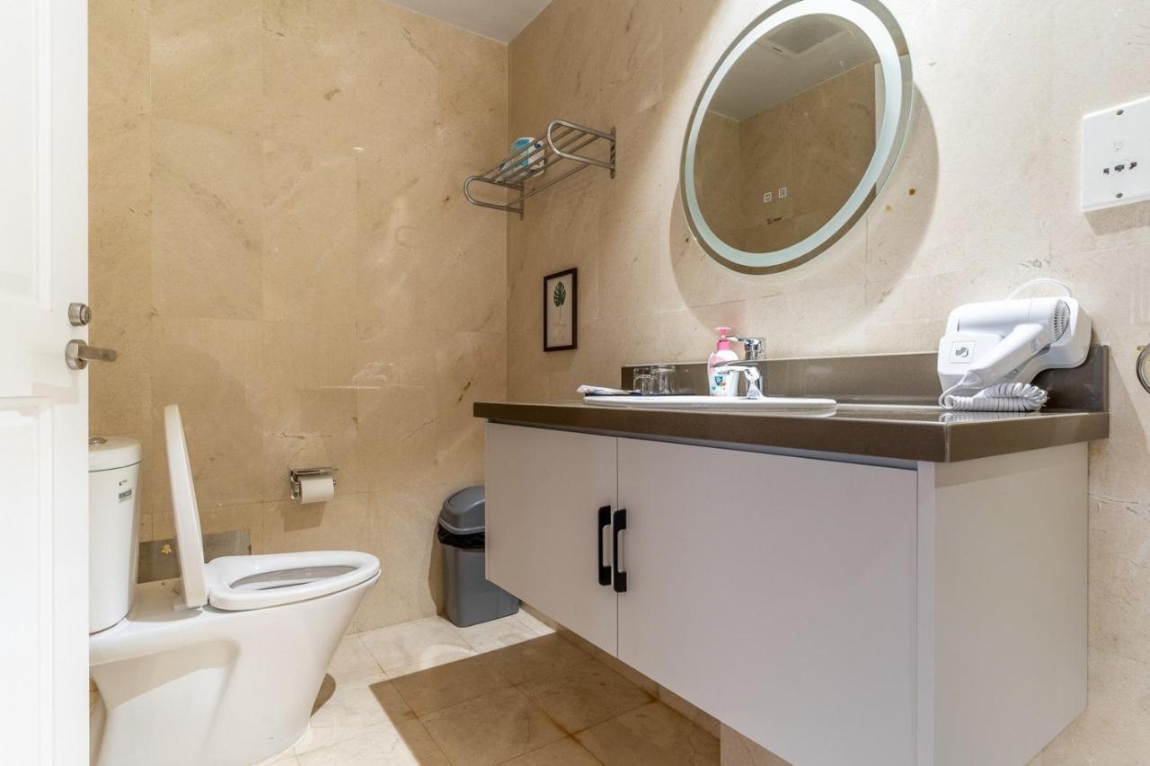The Rixx Lancaster @ D1/ Netflix/bathtub *
