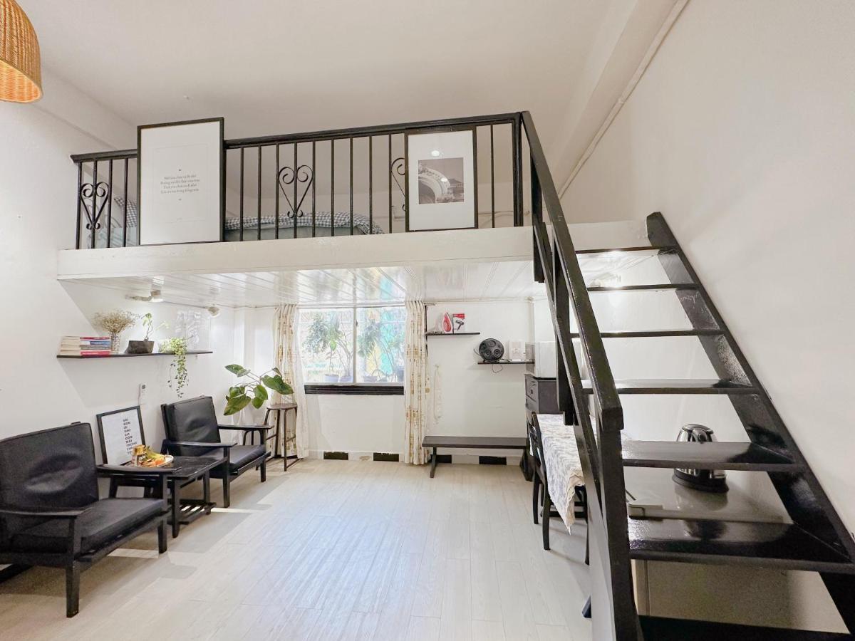 Black And White Dist 1 Apartment *