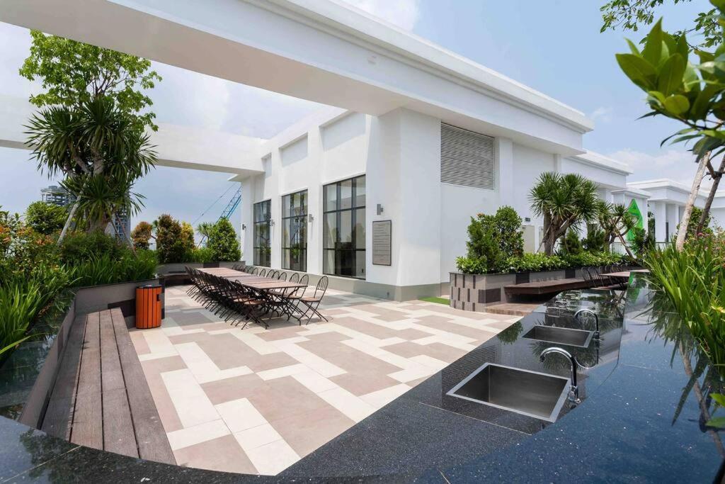 The Tresor Building - 3br High Fl - Hana 23 Apartment