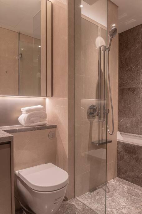 The Marq Luxury District 1 Hcmc 2masterbrs Apartment *