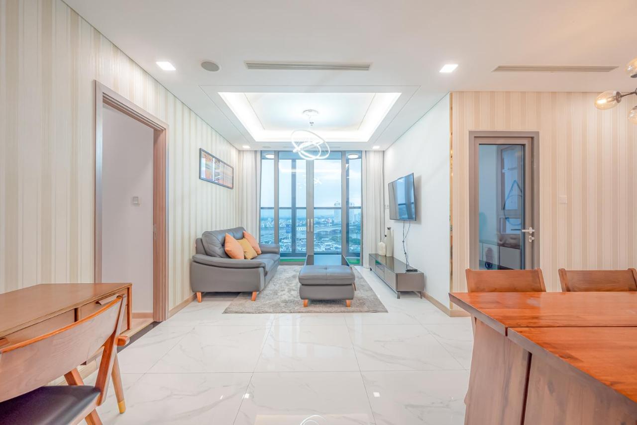 Skyline Tower Landmark 81 *