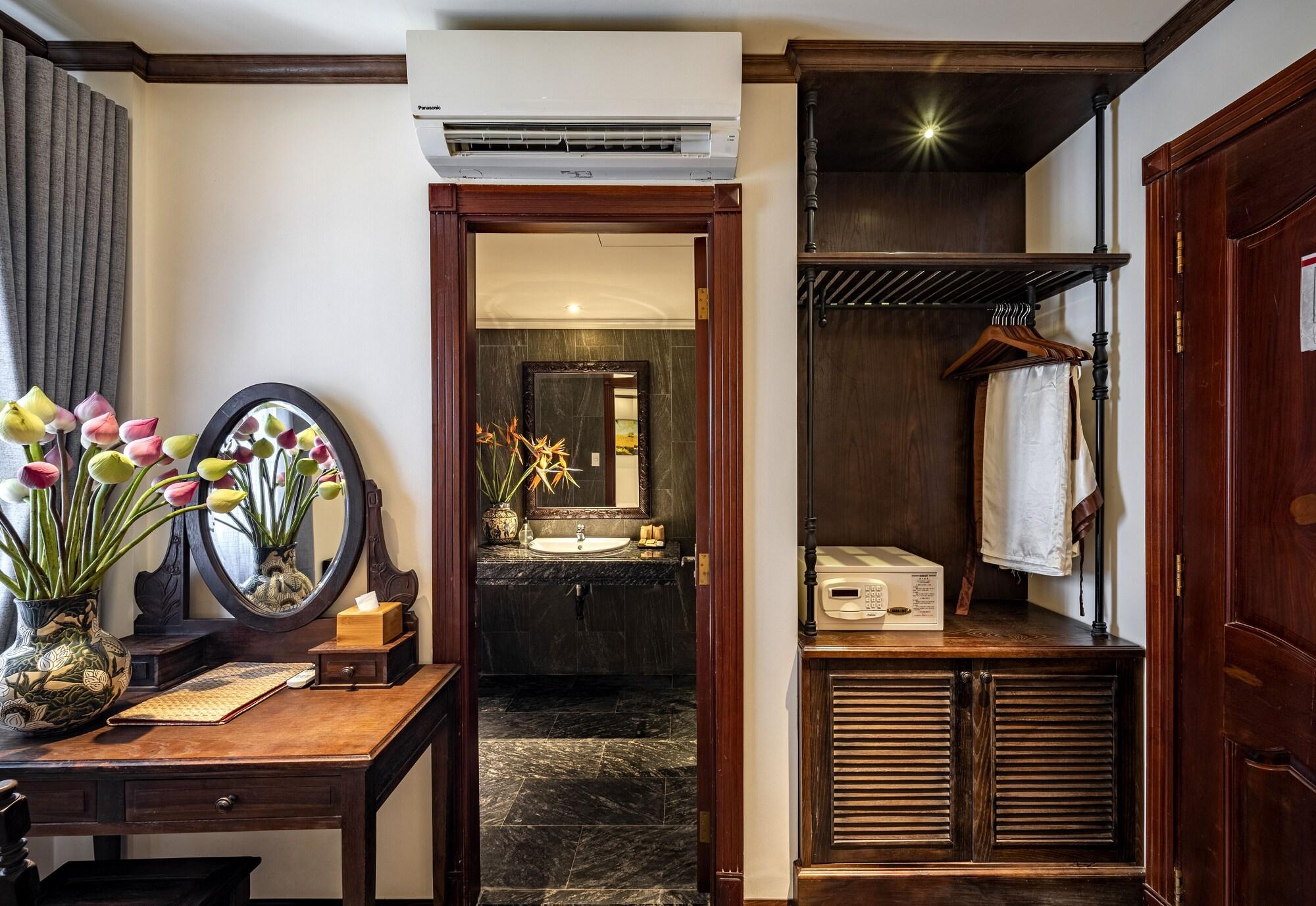 Khách sạn Roseland Point 4*