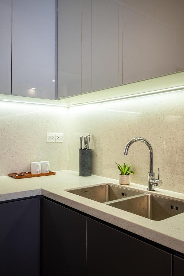 Luxury Modern, D1, 3 King Brs+2wc, 300m Bui Vien Apartment