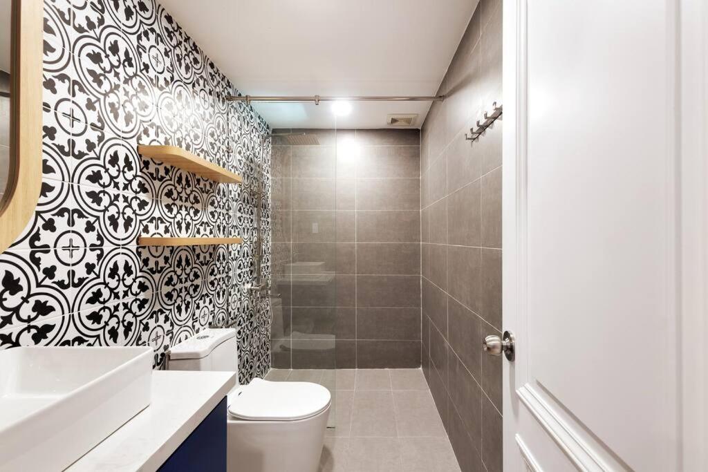 Modern, Cozy & Fully Equipped 2br In D4, 5m To D1 Apartment *
