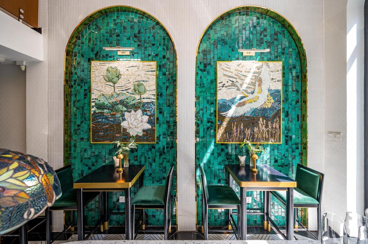 Katil White Lotus Boutique Hotel, *