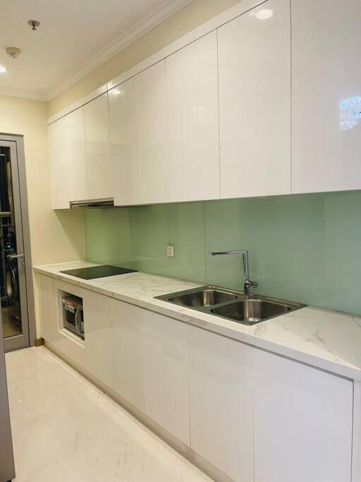 Apartment 2br Luxury Saigon River View Landmark 81 Cp