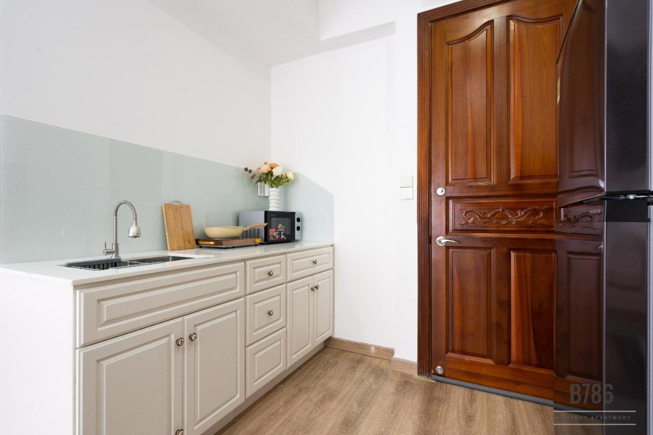 B786 Airport Apartment