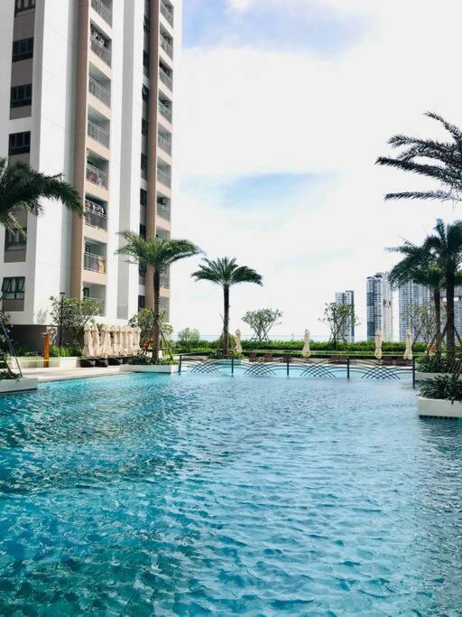 Q7 Riverside 2 Bed W River-view, Netflix & Pool Bandar Ho Chi Minh