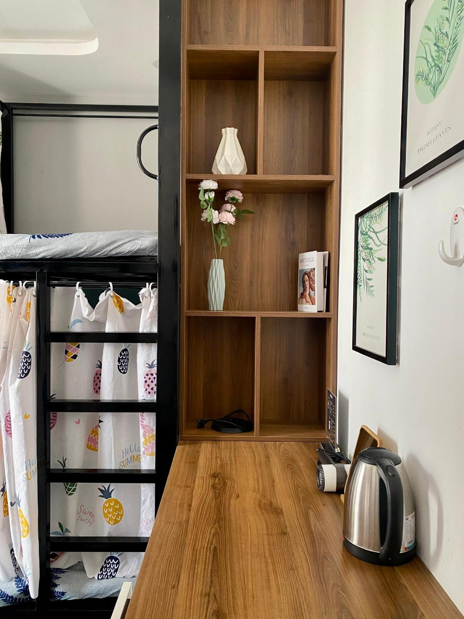 Capsule hotel Start House Capsule 5 Min Walk To The Airport