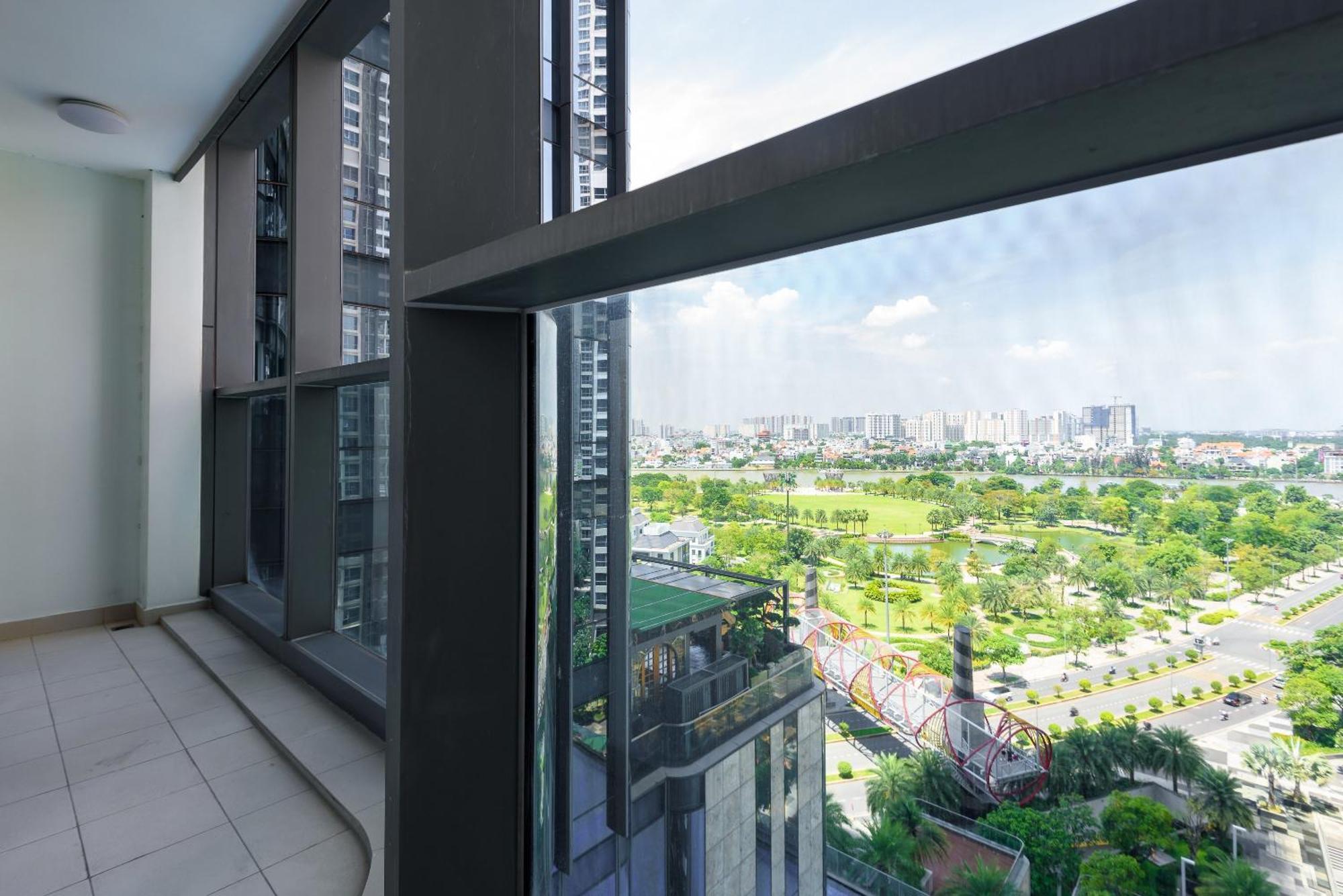 Vinhomes Park Apartment- Landmark Luxury Apartment *