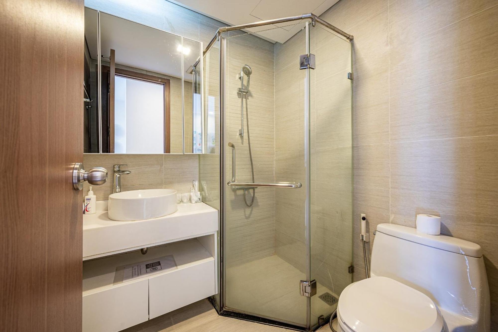 Goldview Saigon Apartment *