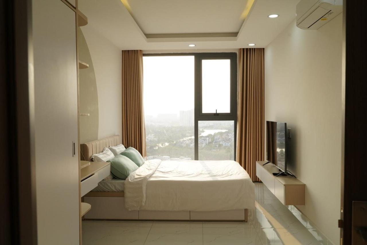 The Has 2 Bedrooms, 2 Bathrooms, 1 Kitchen, 1 Living Room, 1 Laundry Room, 1 Balcony, 1 Swimming Pool - District 7