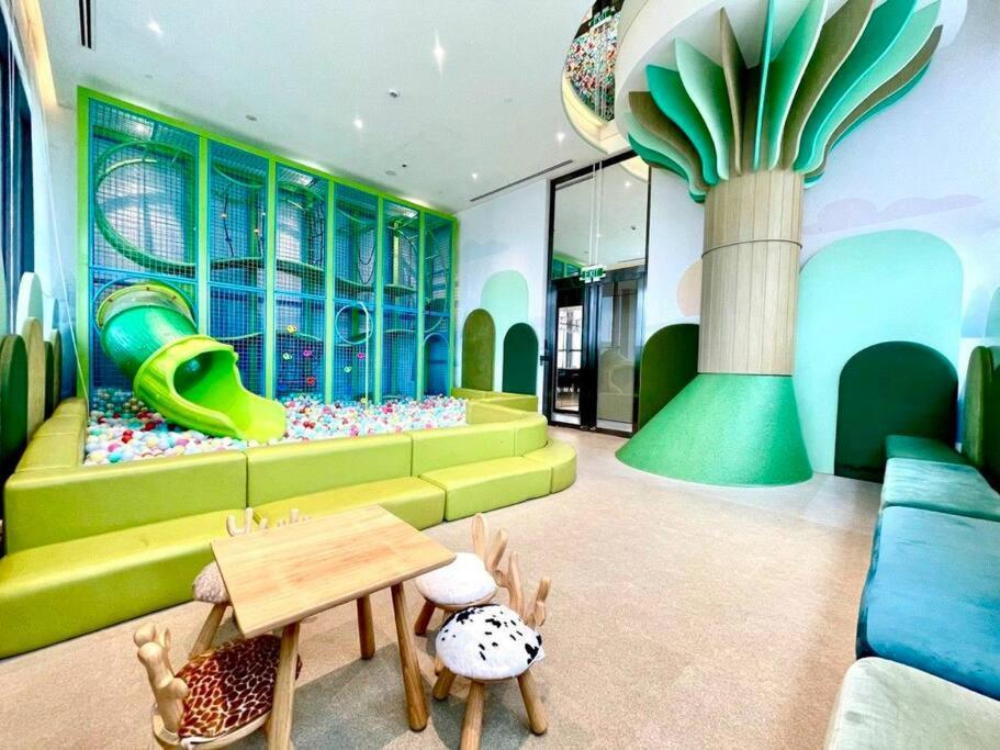 The Rixx Simple @ Marq/pool/gym/netflix Ho Chi Minh City