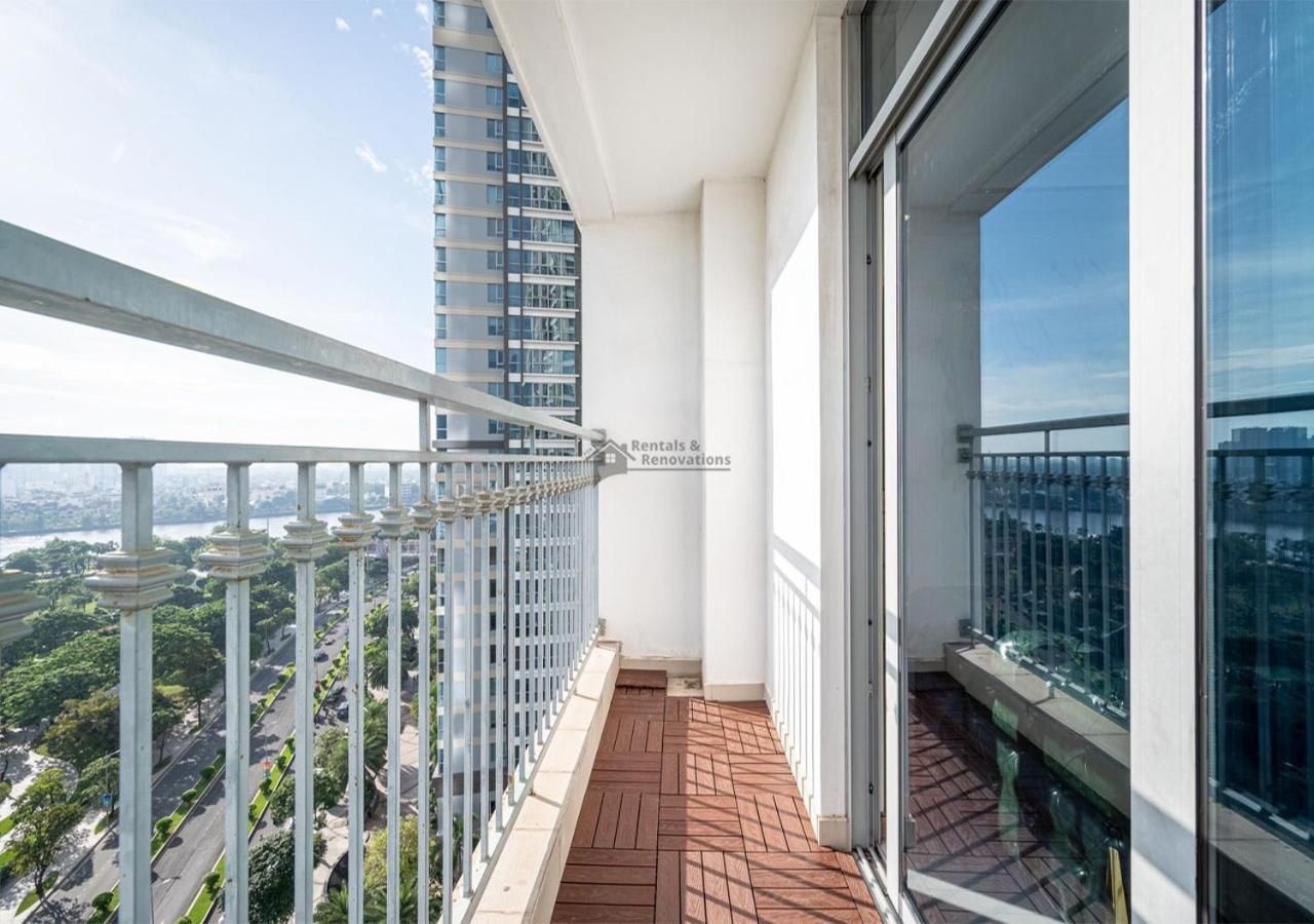 Landmark 81 Luxury & The Vinhomes Central Park - The Buildings Surrounding Landmark 81 Apartment Ho Chi Minh City