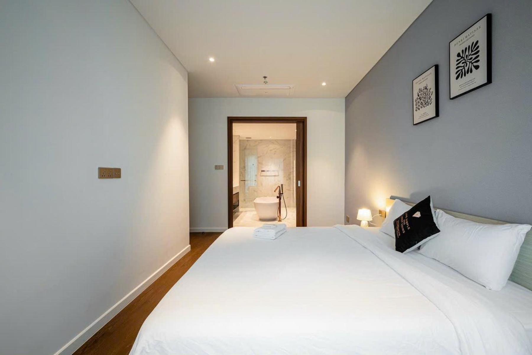 The Crest-central Saigon Riverside -free Pool-gym-sauna Room-yoga Apartment *
