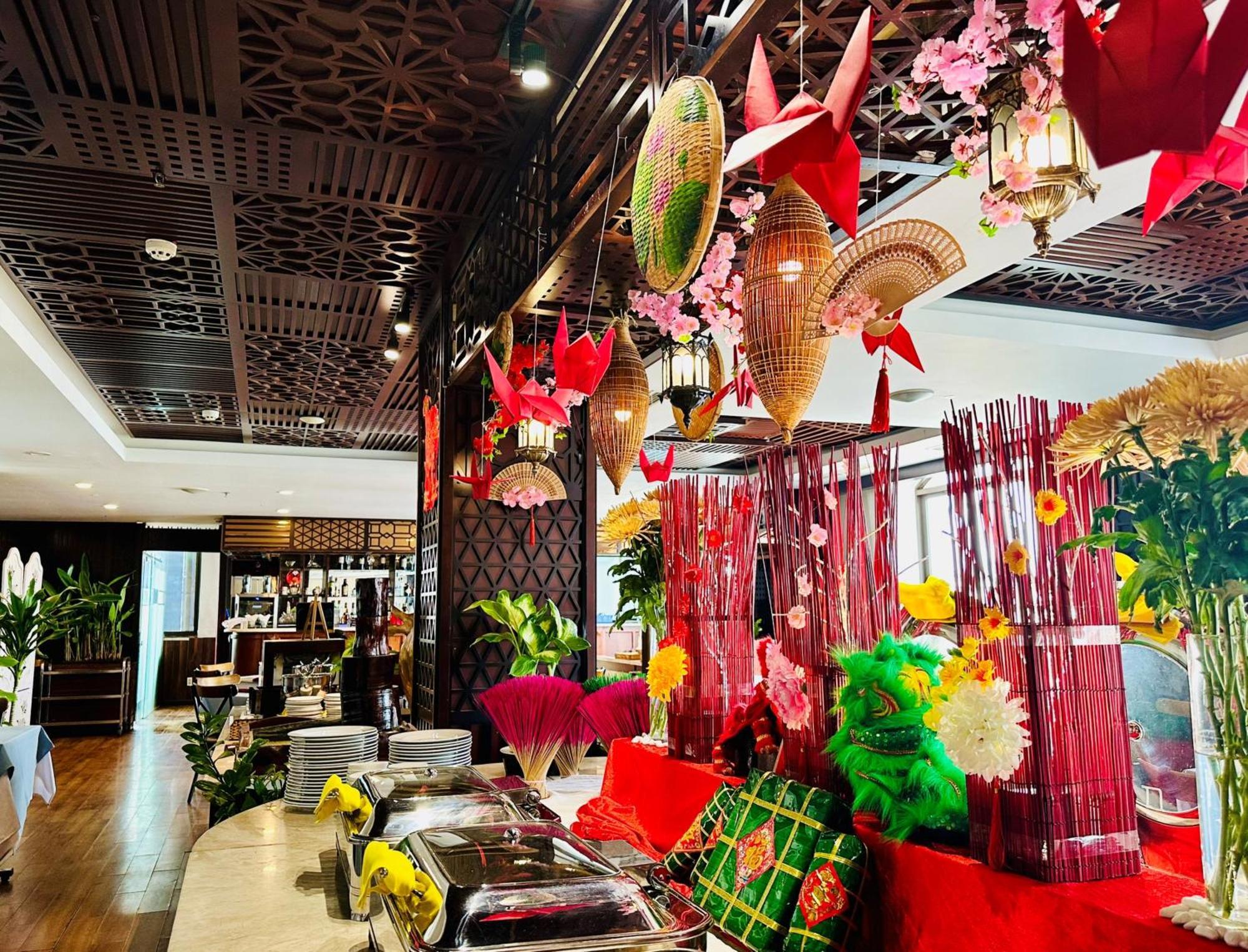 Happy Life Grand & Rooftop Skybar 4*