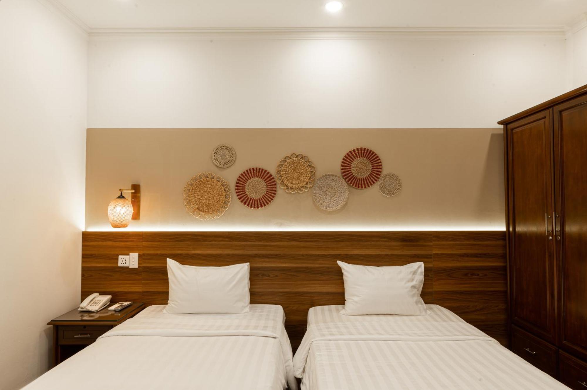 Lantern Hotel *