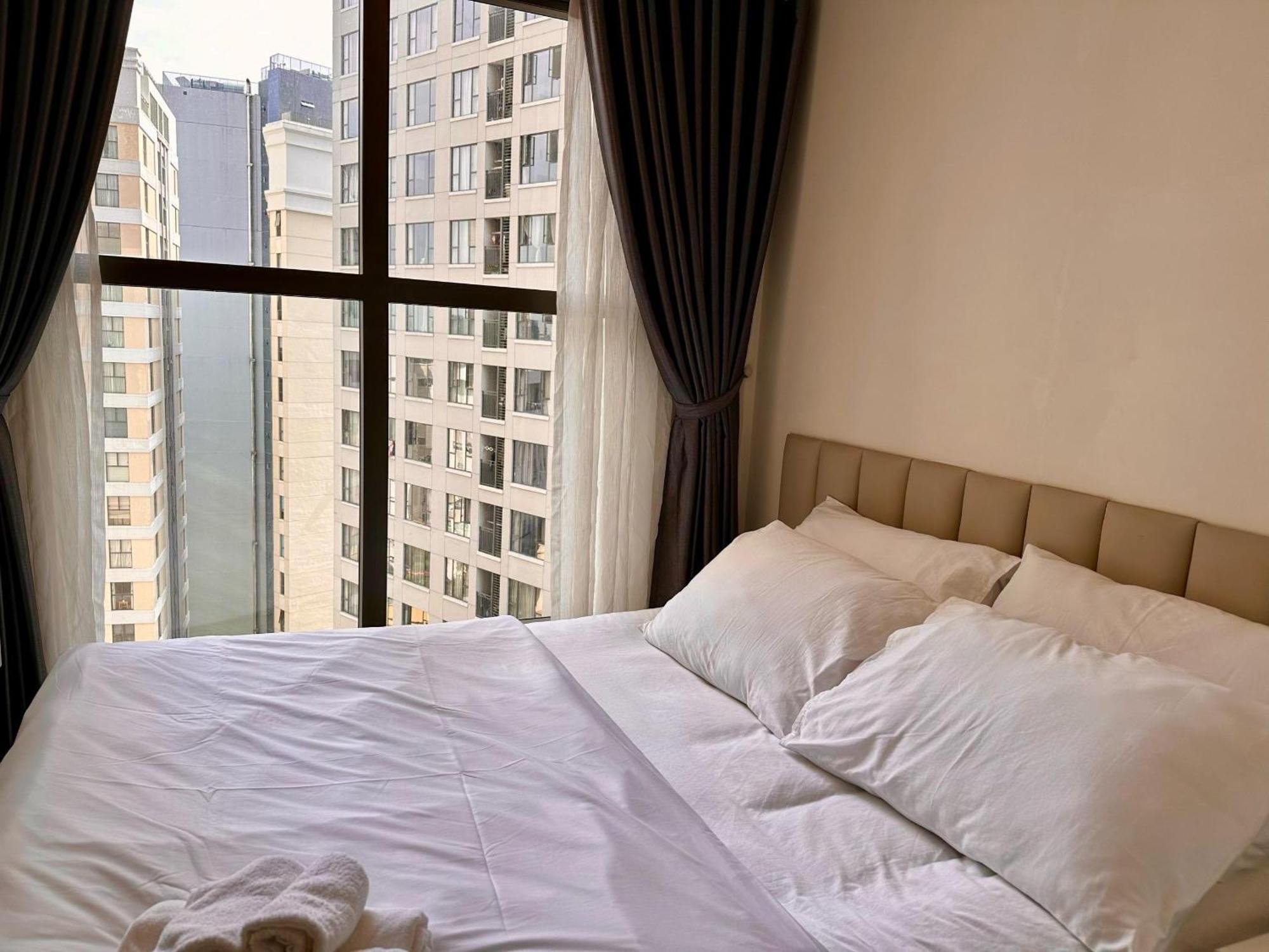Apartment New Luxury 2 Bedroom Saigon Royal 4 Pax , Near District 1,vietnam Ap13