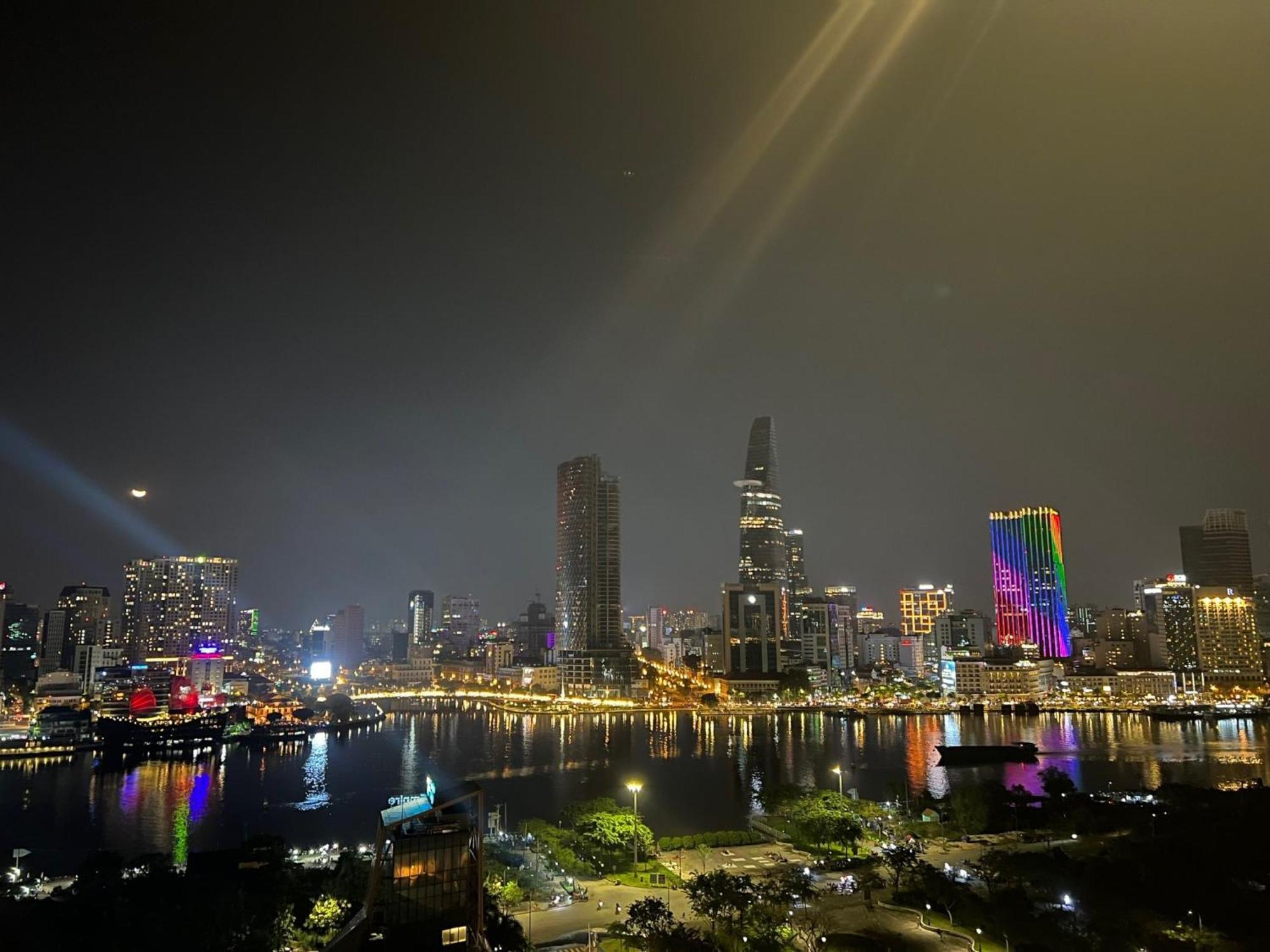 Panoramic River View, Saltwater Pool In Saigon Cbd Apartment