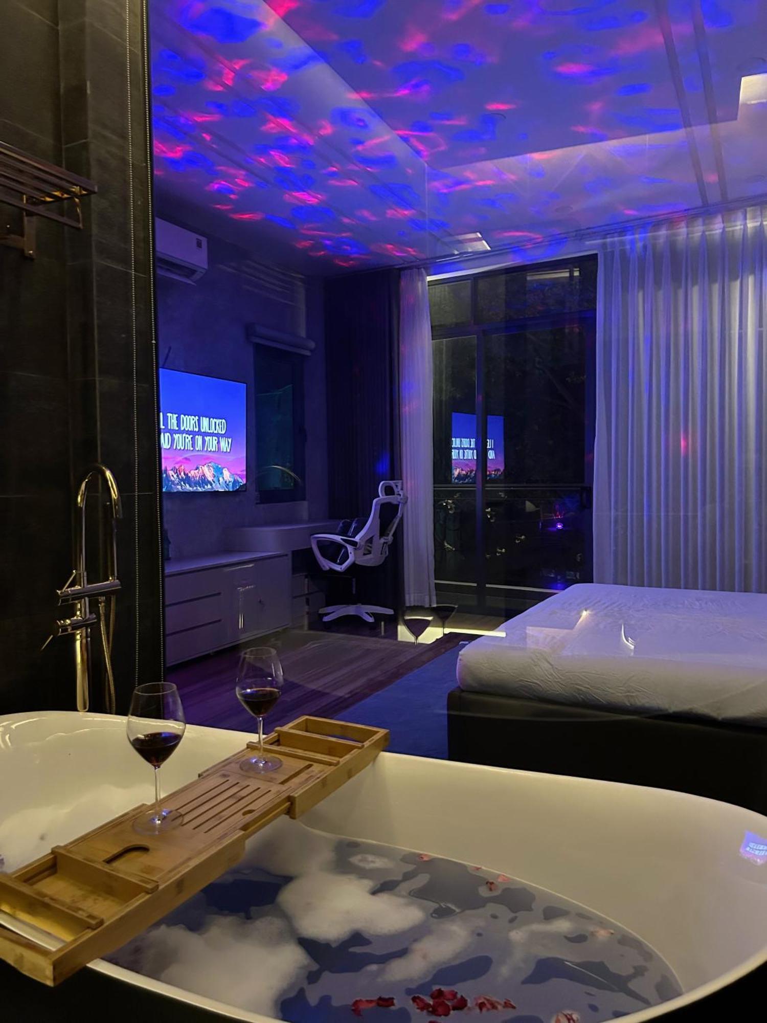 Guest house Khanh Nguyen Luxury Apartment, Balcony Street View, Large Bathtub