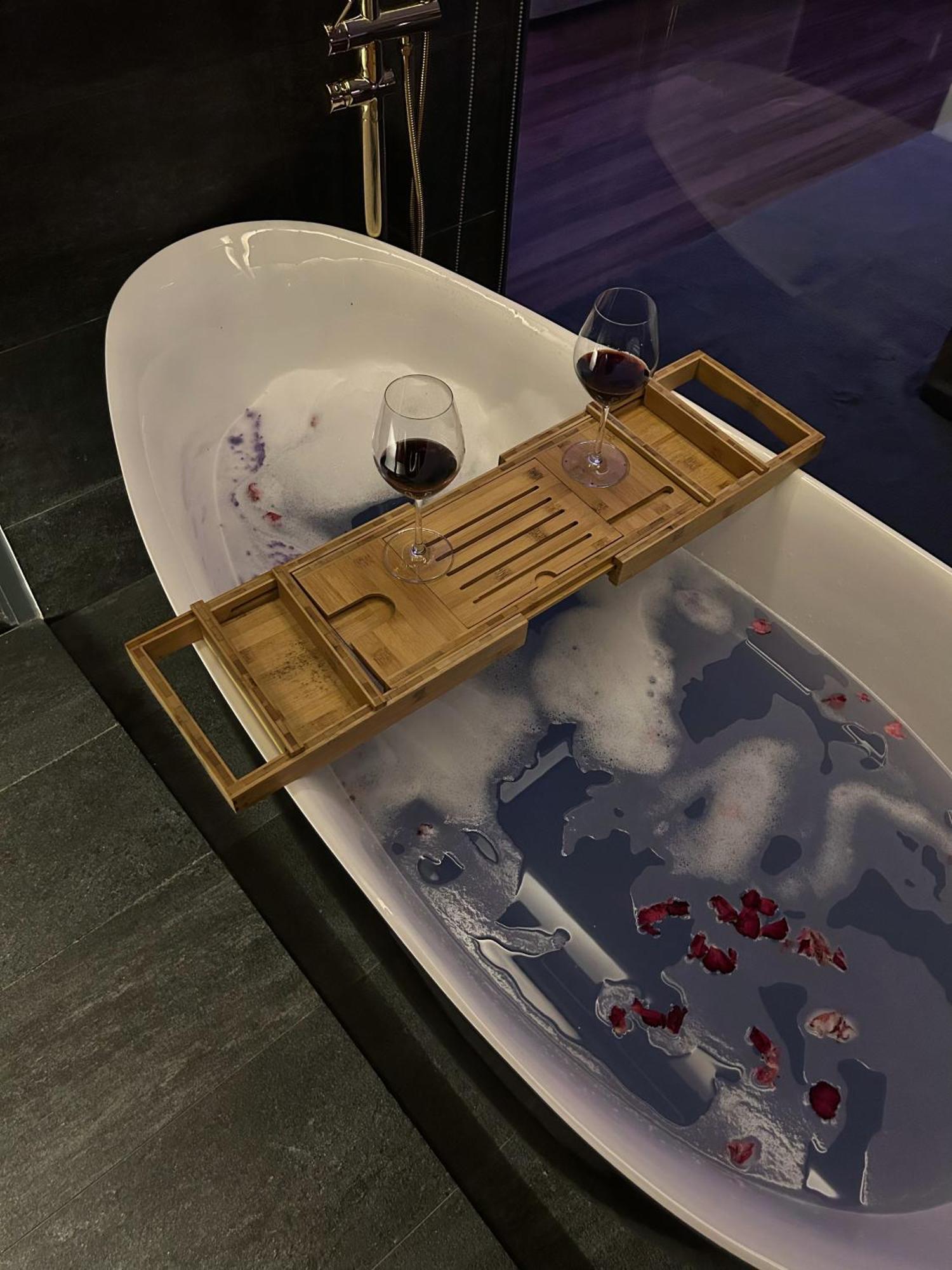 Khanh Nguyen Luxury Apartment, Balcony Street View, Large Bathtub Guest house