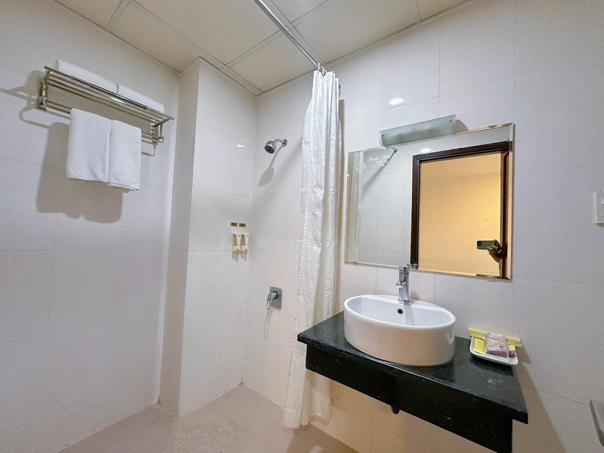 Ruby Star Hotel- Near Ben Thanh Market Ho Chi Minh City