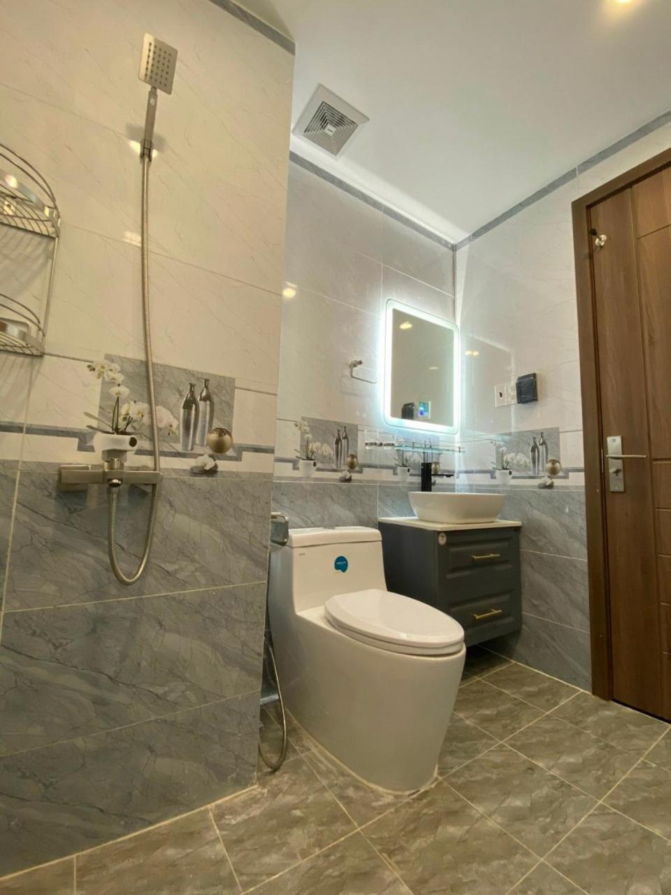 The Has 2 Bedrooms, 2 Bathrooms, 1 Kitchen, 1 Living Room, 1 Laundry Room, 1 Balcony, 1 Swimming Pool - District 7