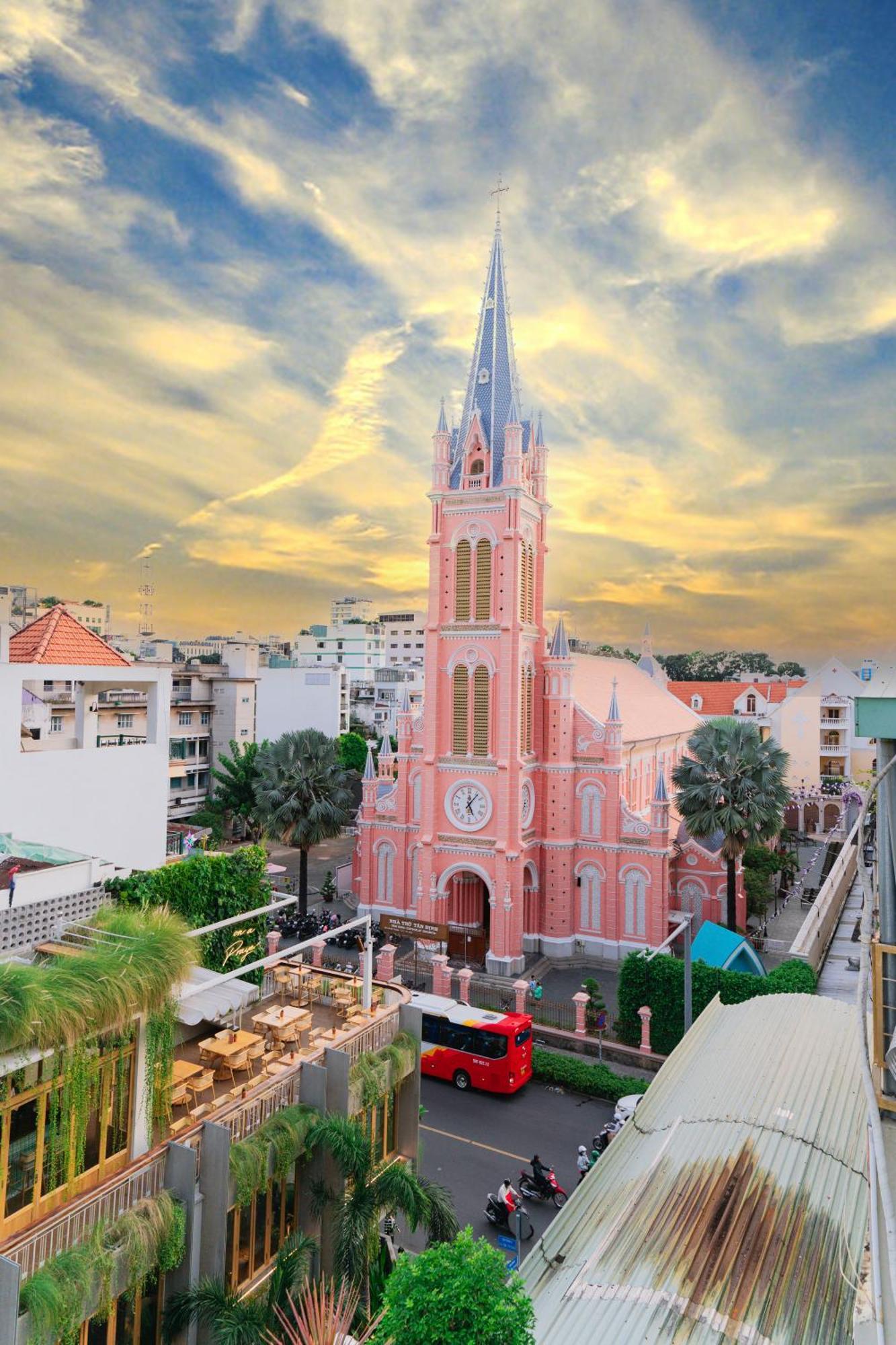 The Nguyens - Pink Church View Guest house
