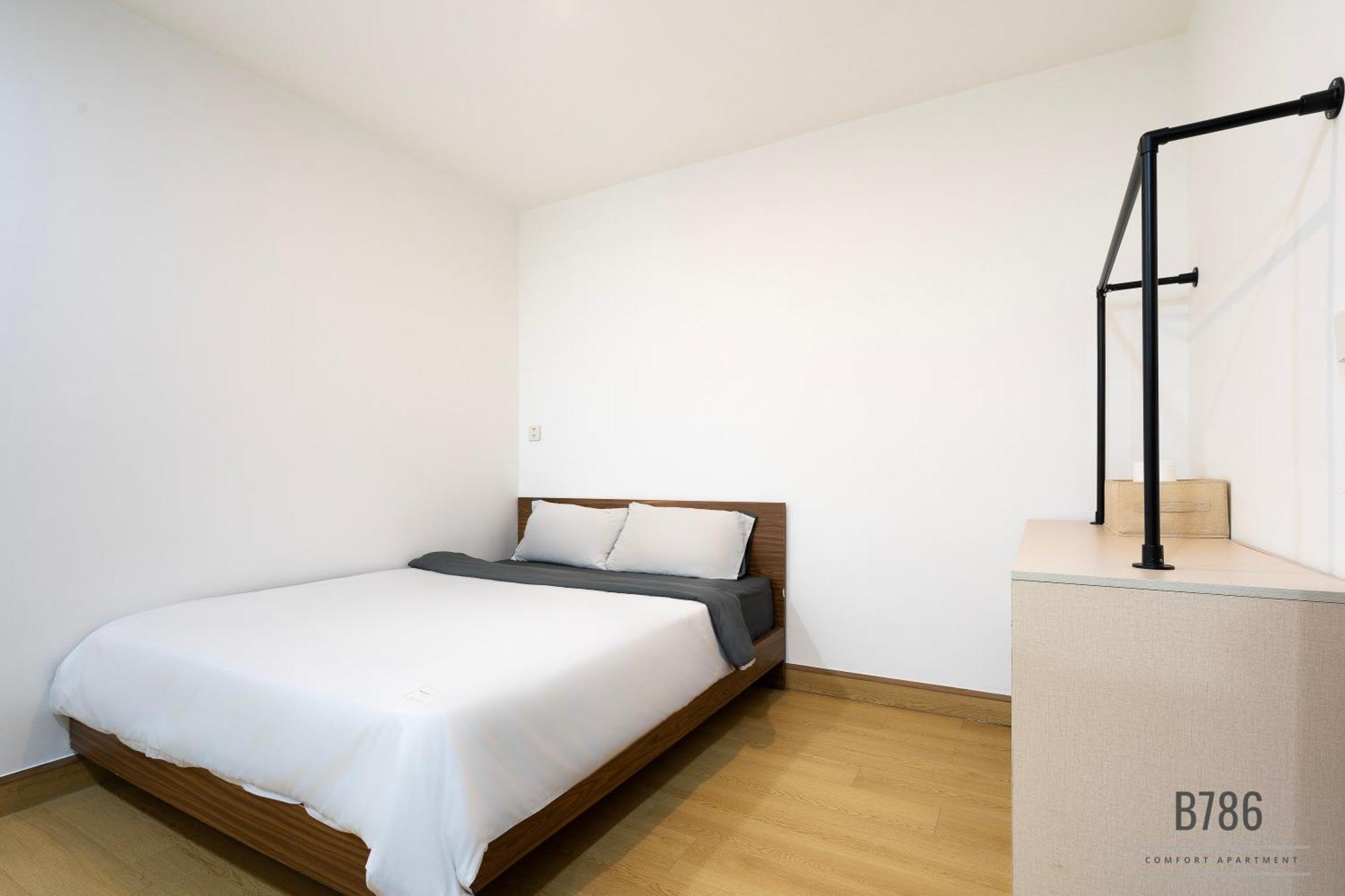 B786 Airport Apartment