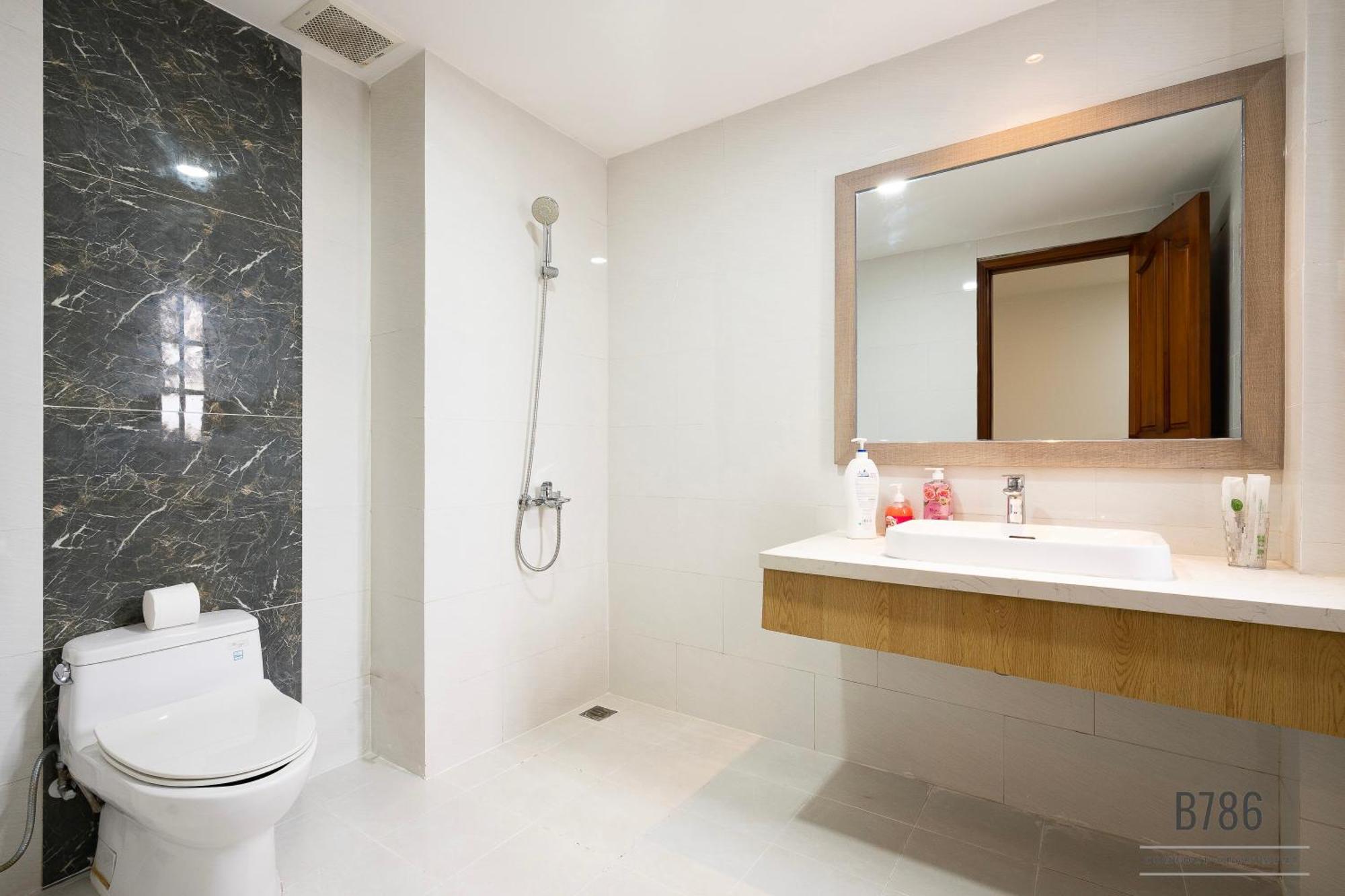 B786 Airport Apartment