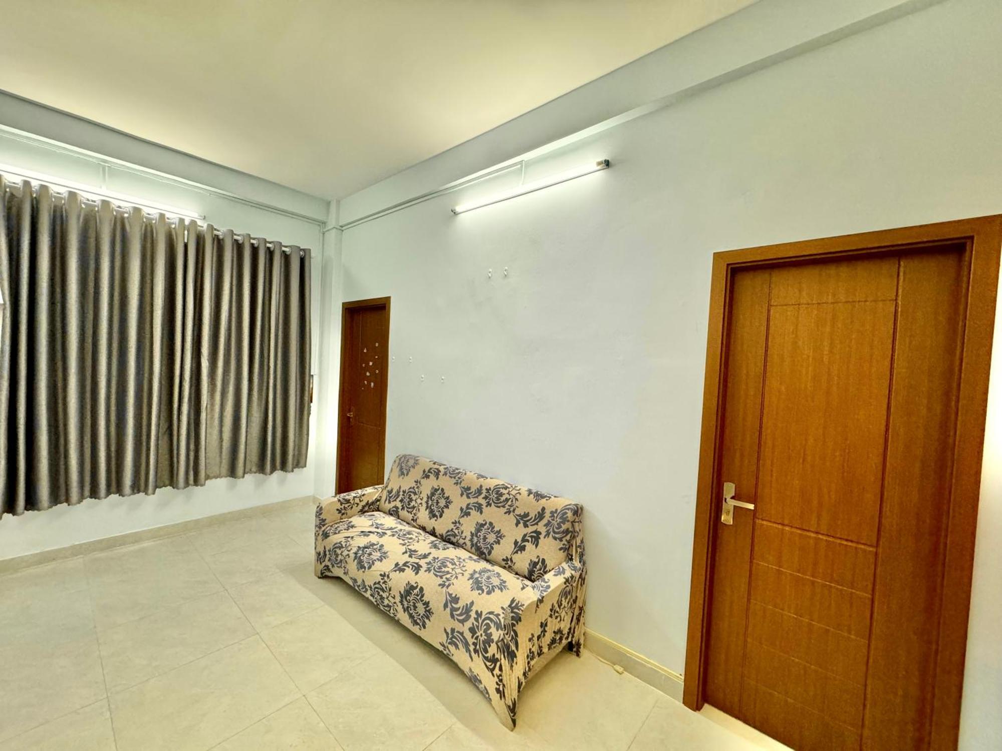 Black And White Dist 1 Apartment *