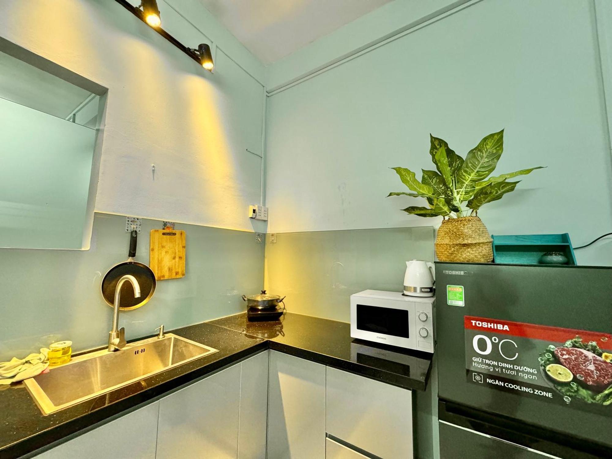 Black And White Dist 1 Apartment *