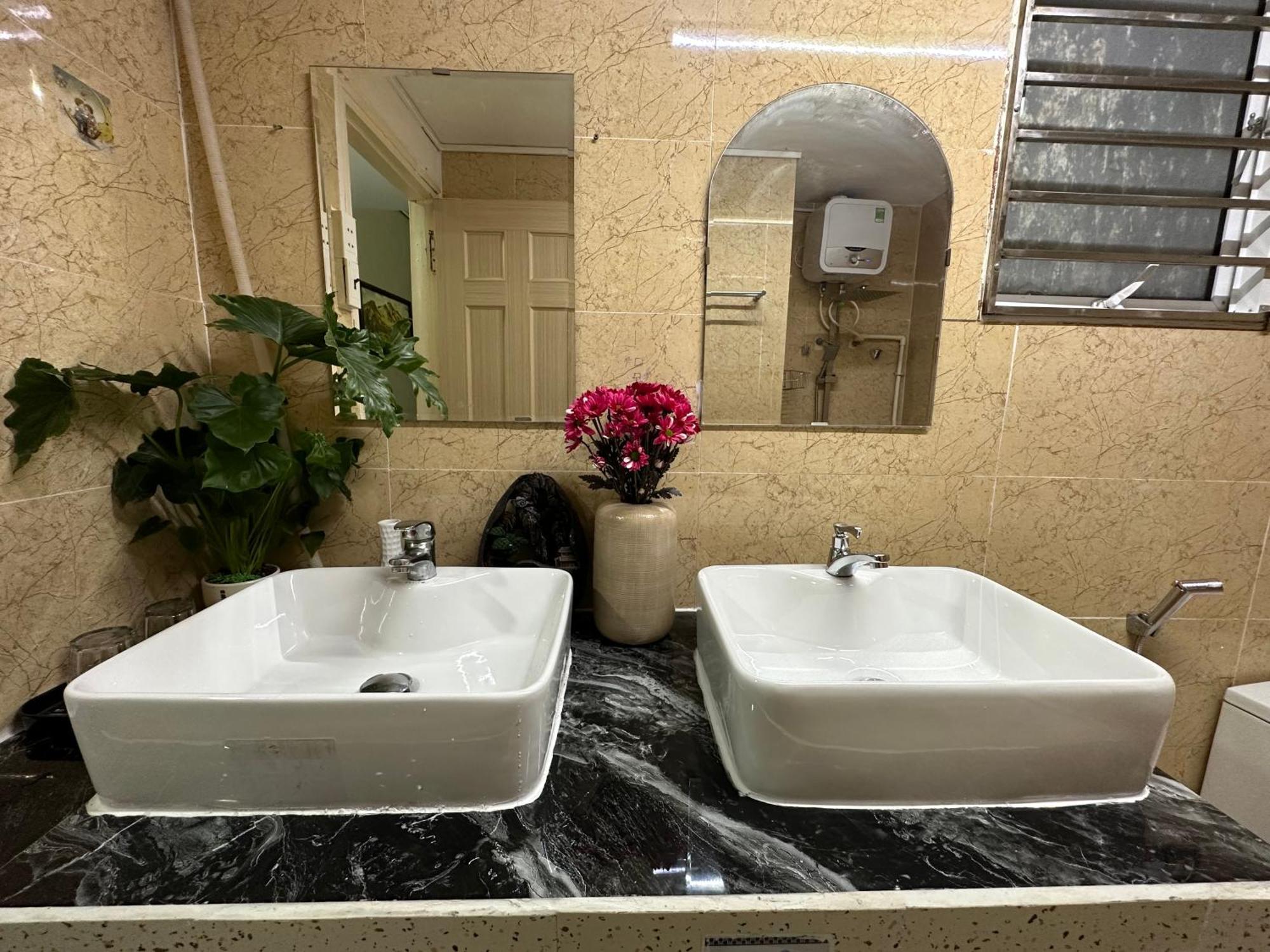 Black And White Dist 1 Apartment *