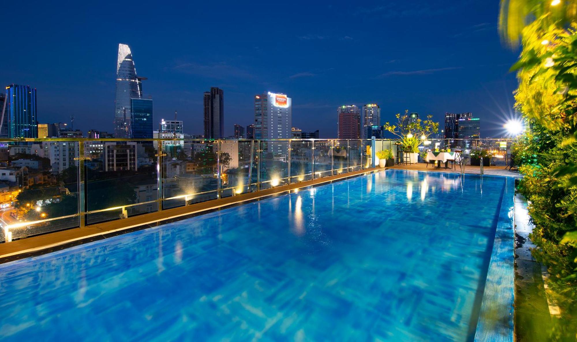 Happy Life Grand & Rooftop Skybar Hotel