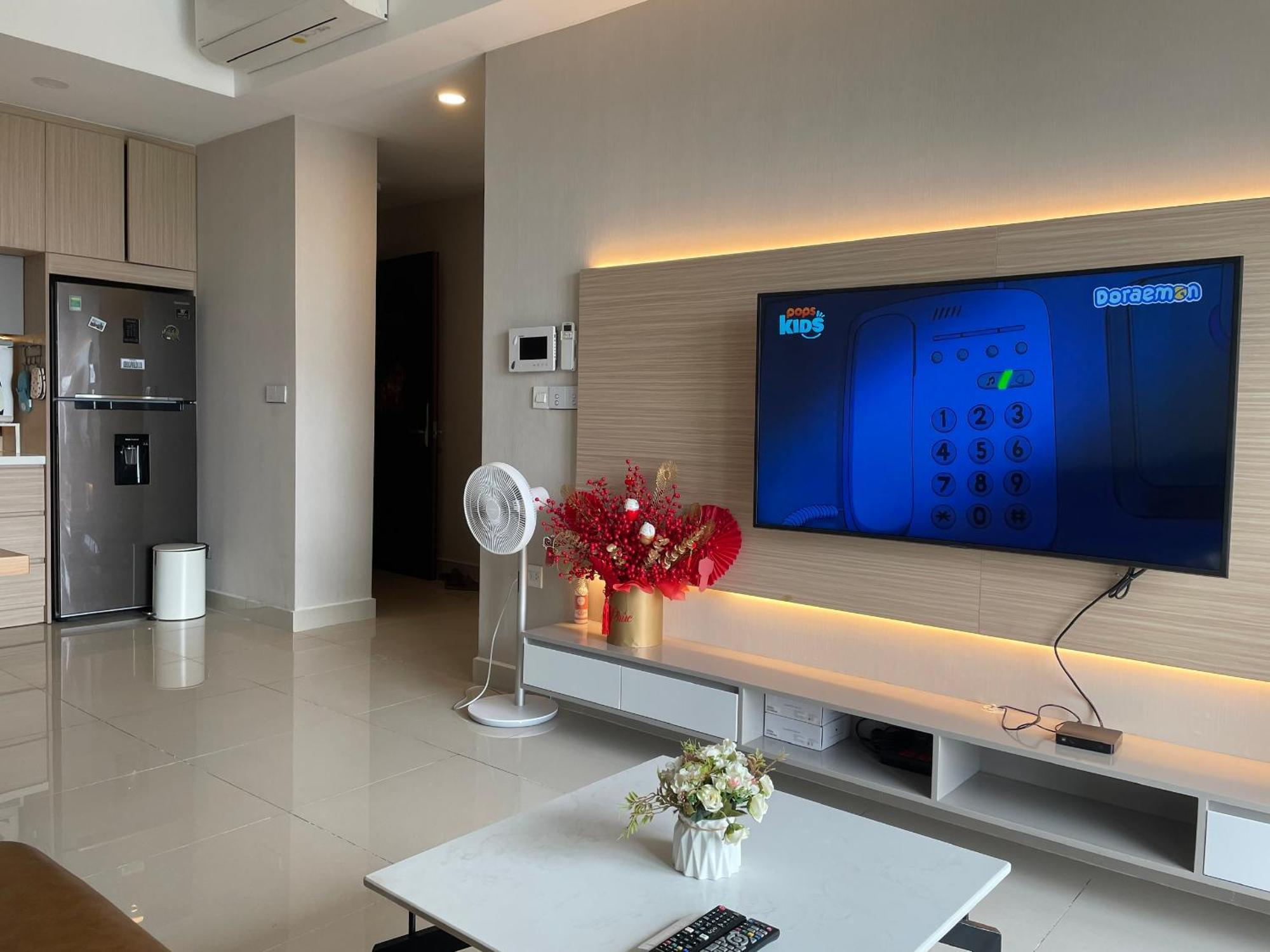 Tan Son Nhat Airport Botanica Premier, 2 Bedrooms, 2 Toilets Luxury Nearby Airport, Free Pool, Free Gym, Bbq Garden *