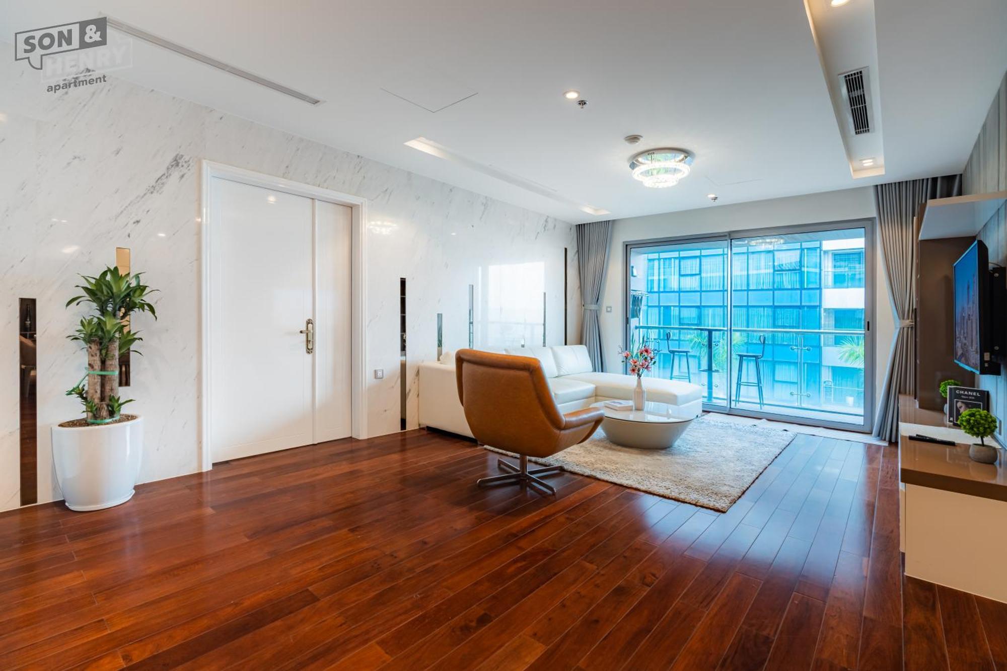 Căn hộ Vincom Center Dong Khoi District 1 *