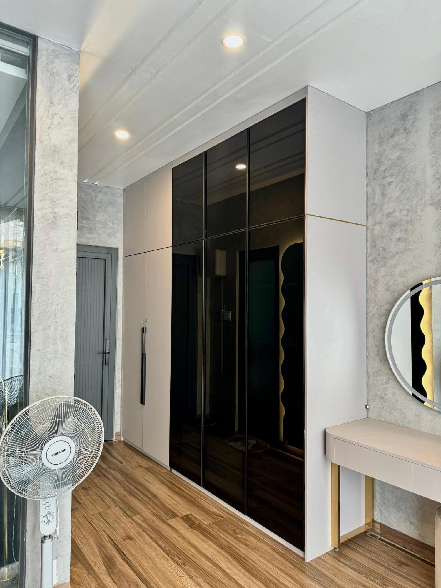 Khanh Nguyen Luxury Apartment, Balcony Street View, Large Bathtub *
