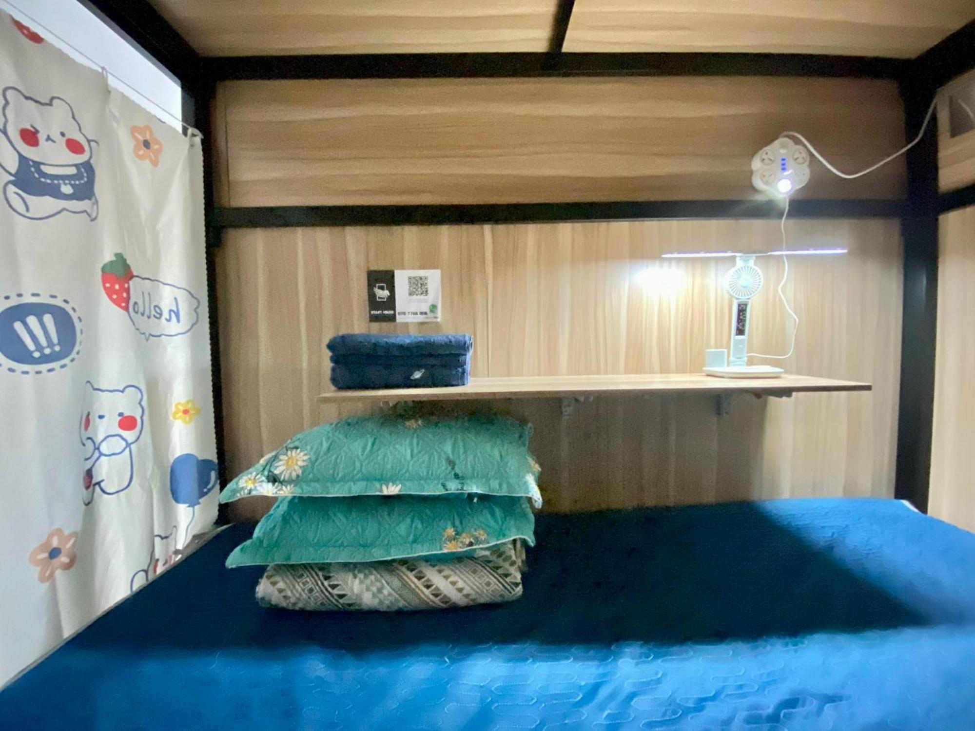 Capsule hotel Start House Capsule 5 Min Walk To The Airport