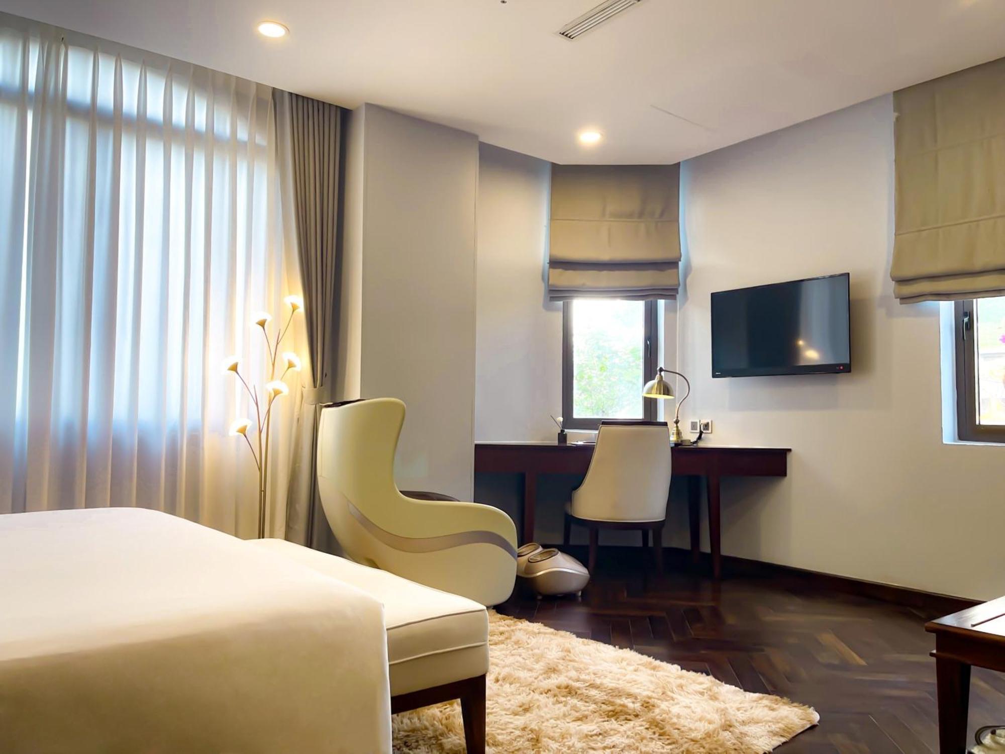 Happy Life Grand & Rooftop Skybar 4*