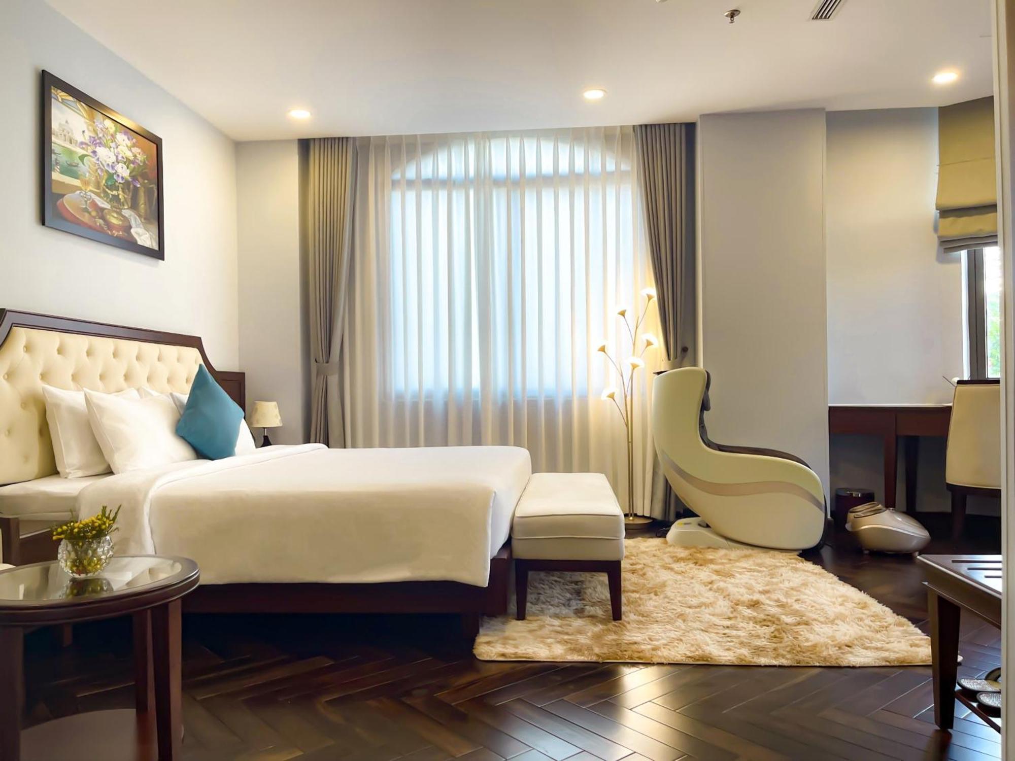 Happy Life Grand & Rooftop Skybar 4*