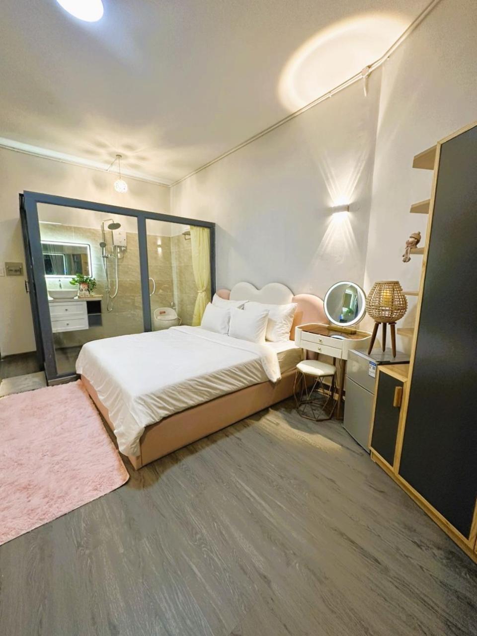 Khách sạn hẻo lánh 6even - Have A Staycation In The Cafe Building *