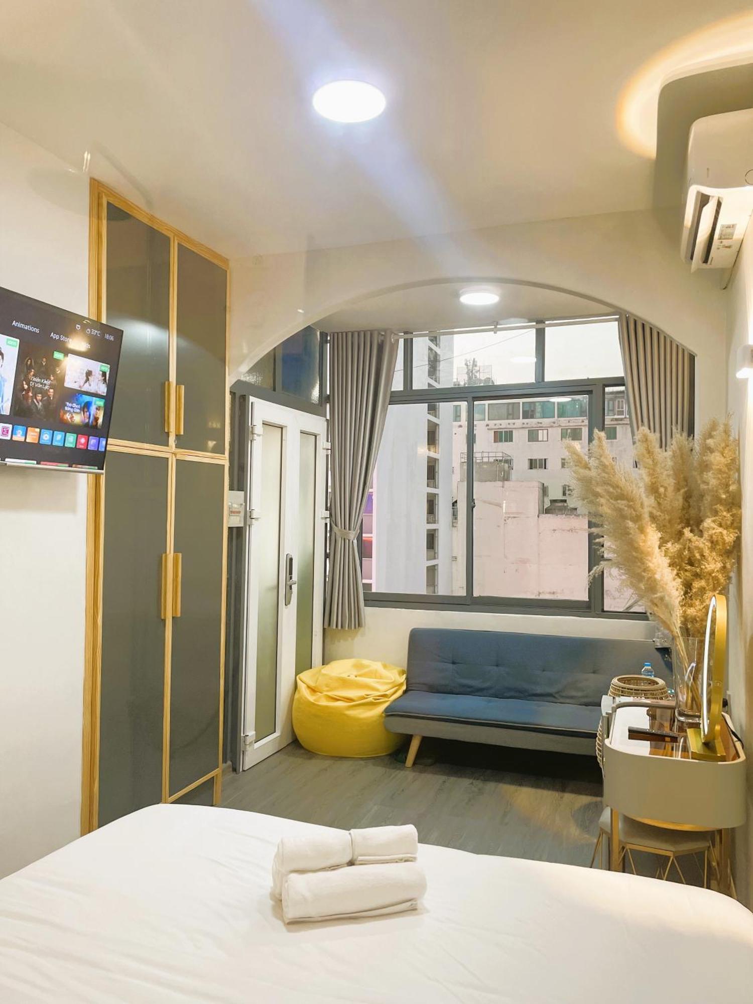 Khách sạn hẻo lánh 6even - Have A Staycation In The Cafe Building