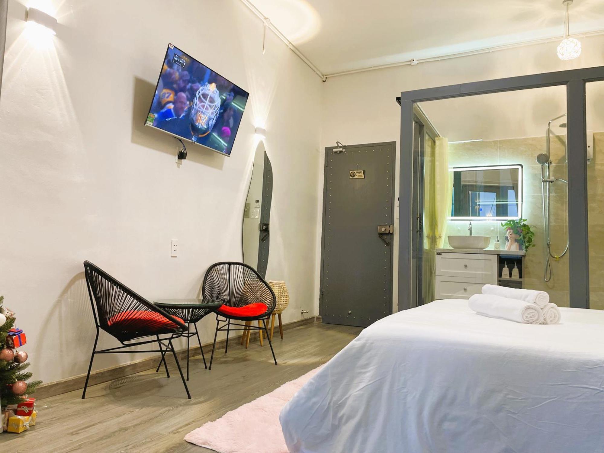Khách sạn hẻo lánh 6even - Have A Staycation In The Cafe Building *