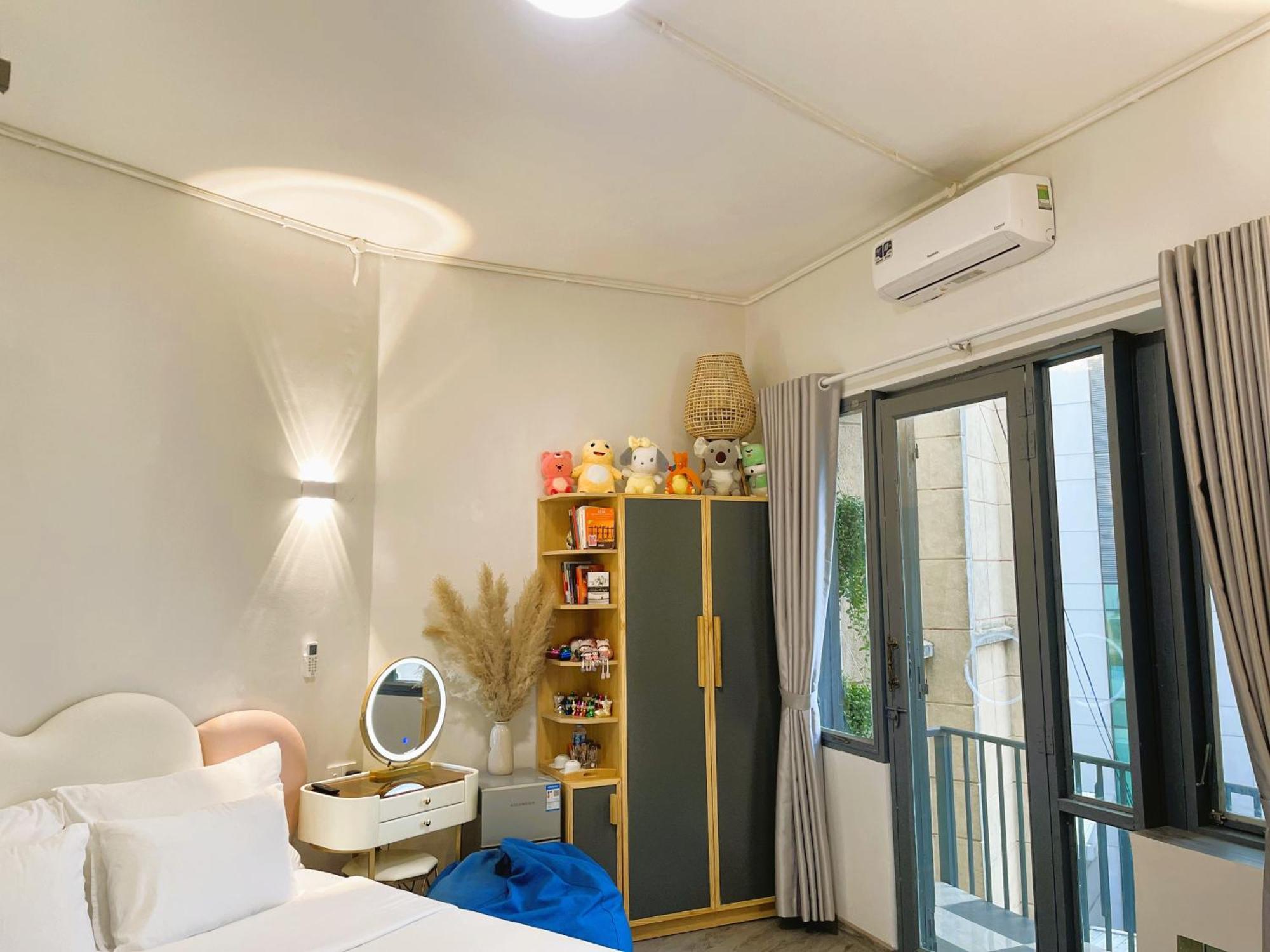 Khách sạn hẻo lánh 6even - Have A Staycation In The Cafe Building *