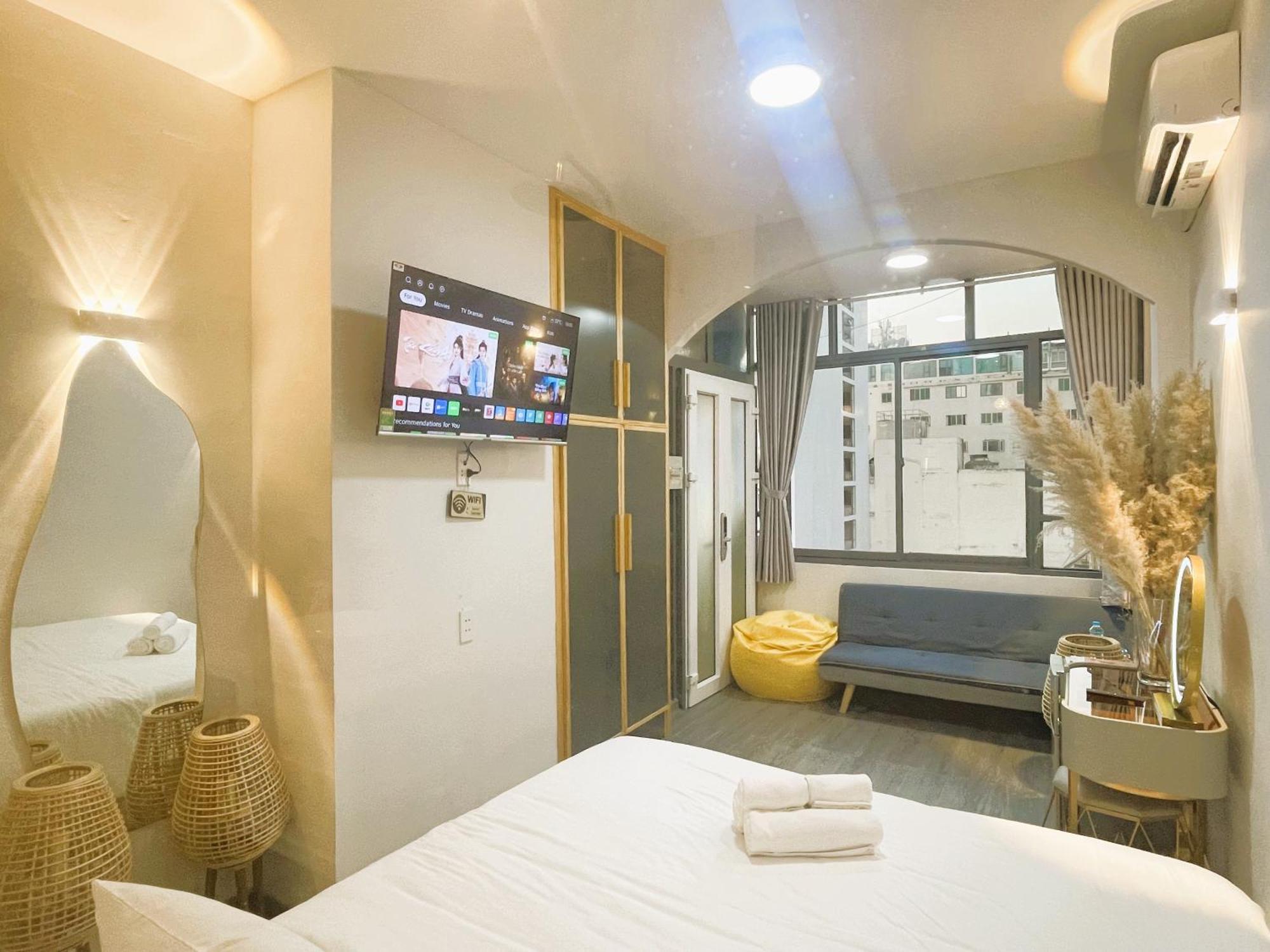 Khách sạn hẻo lánh 6even - Have A Staycation In The Cafe Building *