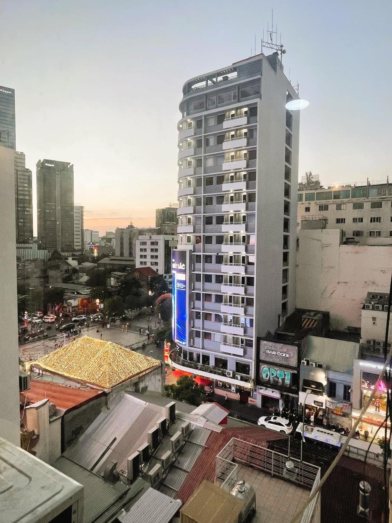 Khách sạn hẻo lánh 6even - Have A Staycation In The Cafe Building *