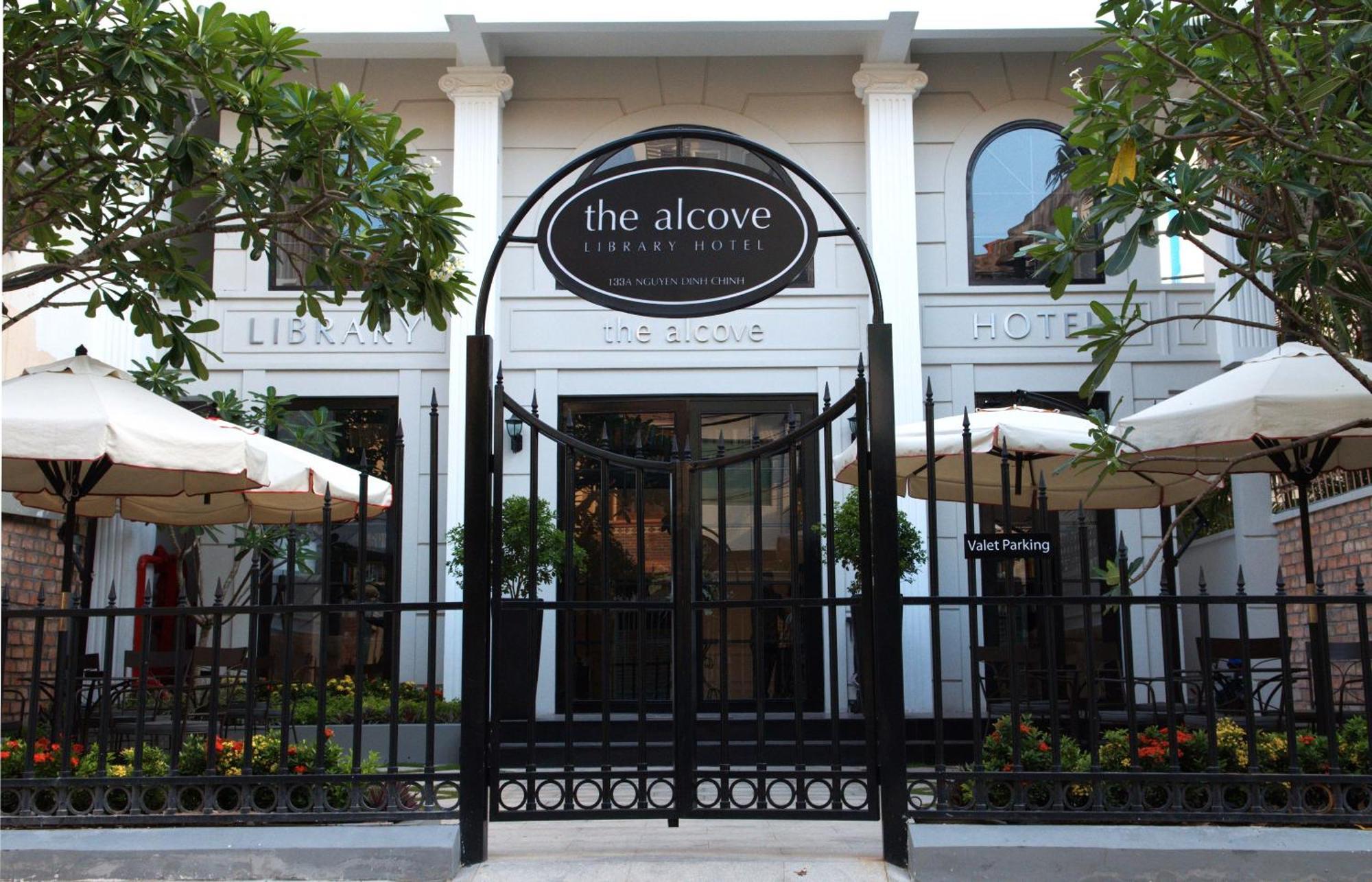 Hotel The Alcove Library