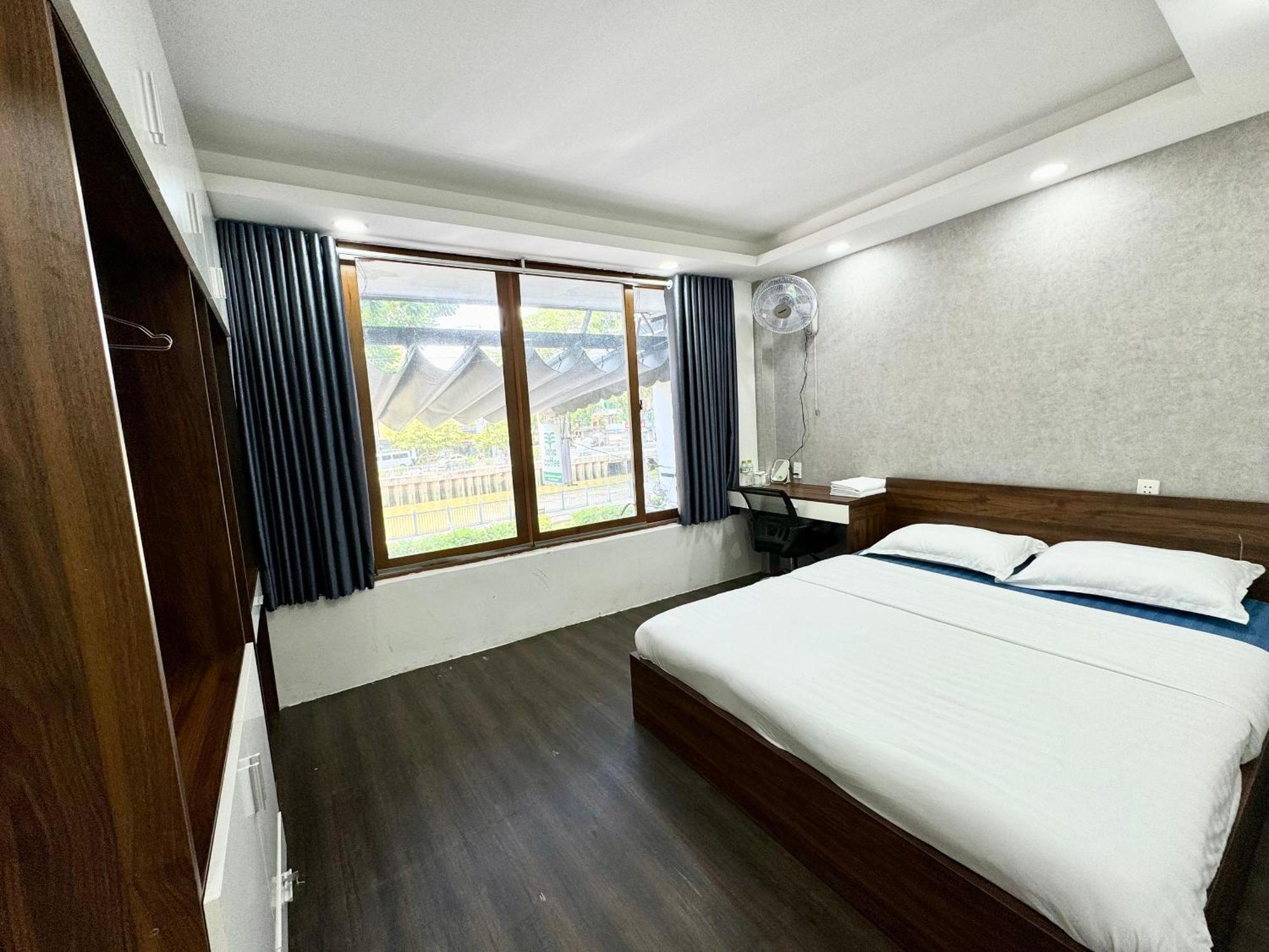 Dlux Saigon
