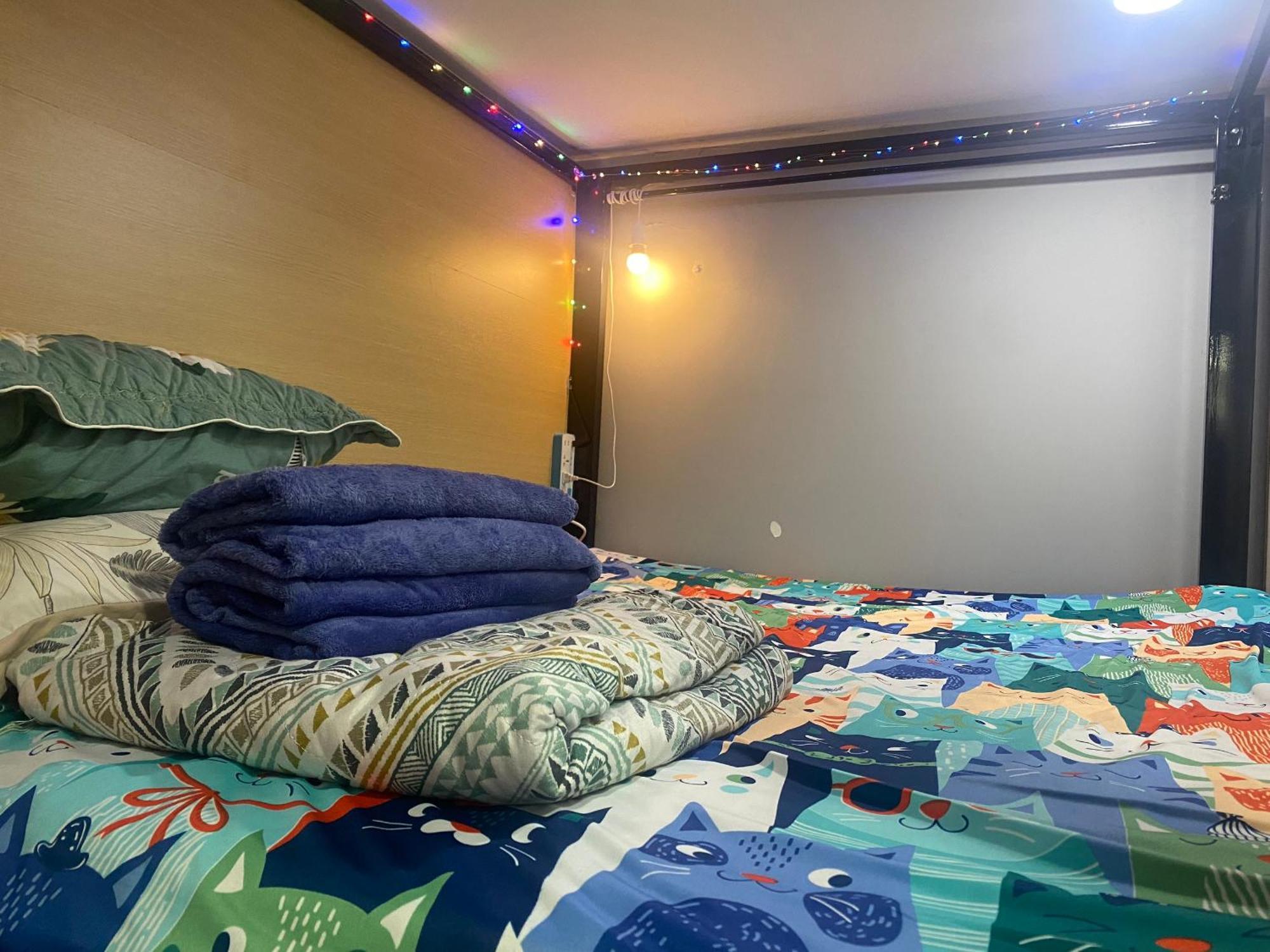 Start House Capsule 5 Min Walk To The Airport Capsule hotel *
