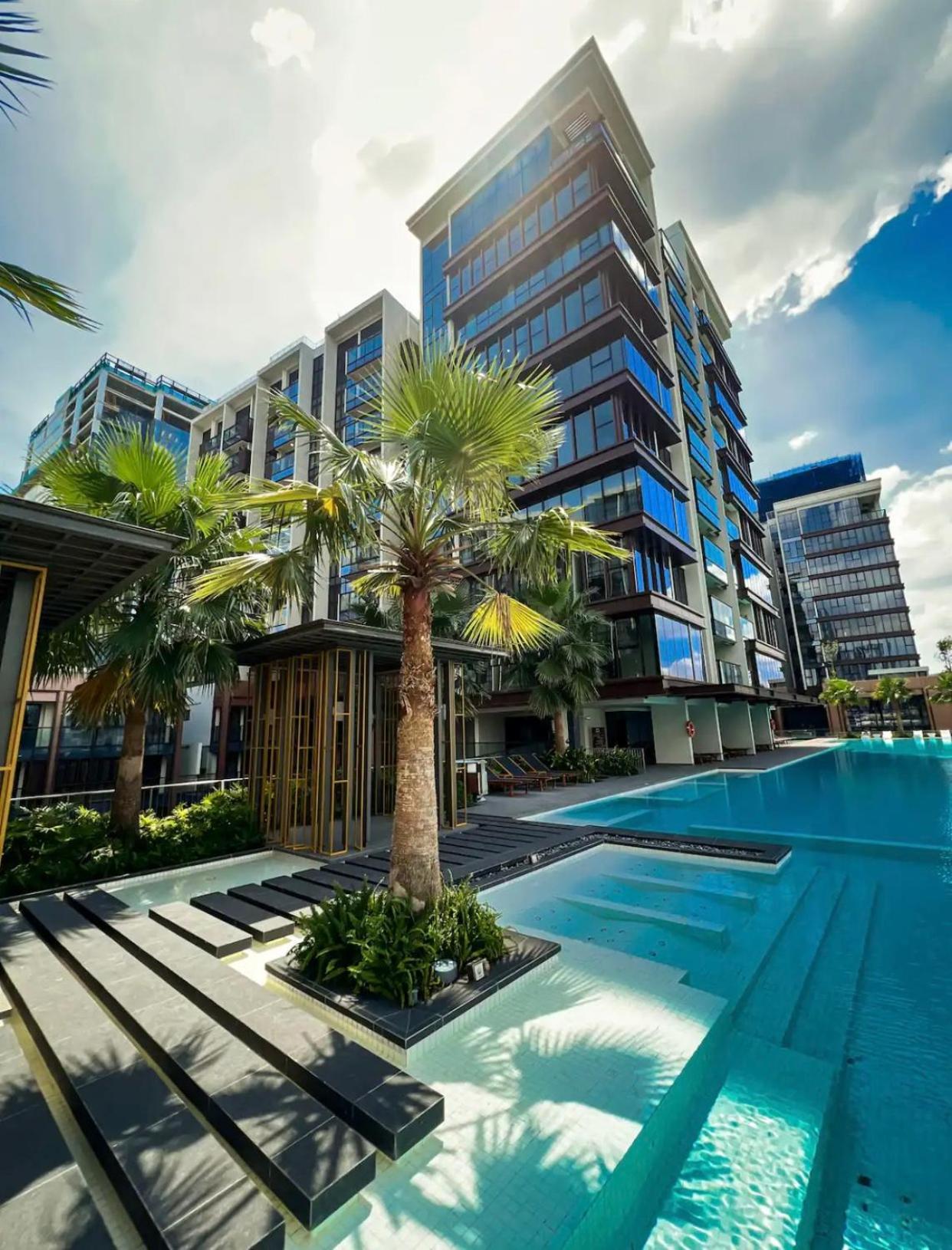 The Crest-central Saigon Riverside -free Pool-gym-sauna Room-yoga Apartment *